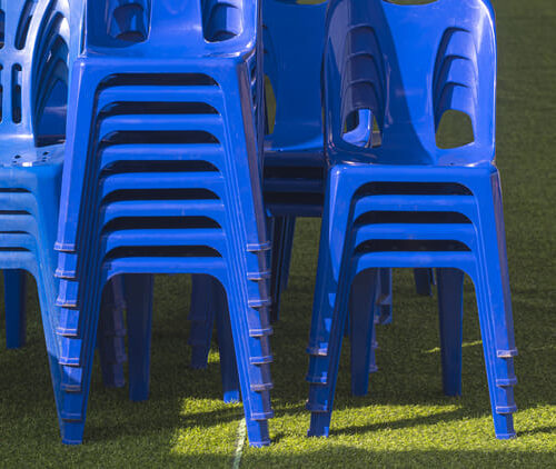 Sillas y mesas de plástico Sanchia: ideales para interiores y exteriores de Chile